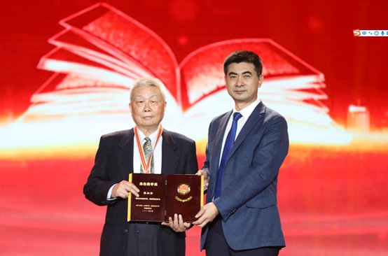 正副教授约2800人 2800