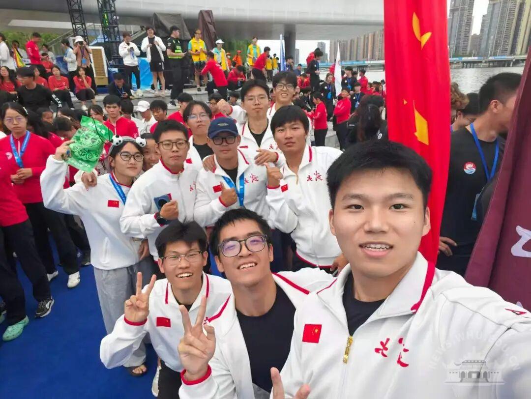 激烈的“同城德比”瞬间点燃全场氛围
