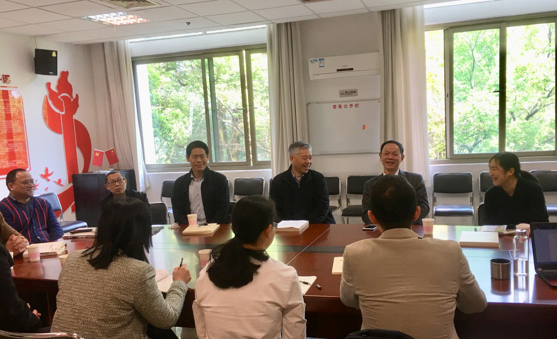 扫描二维码 关注官方微信 为您提供最